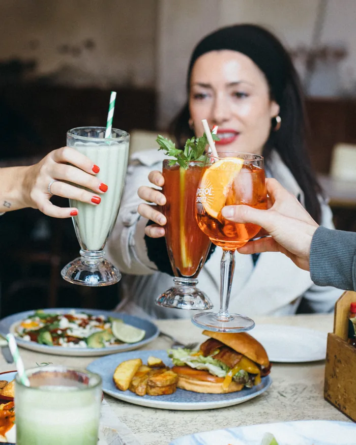 Brindis con aperol spritz y bloody mary en la mesa
