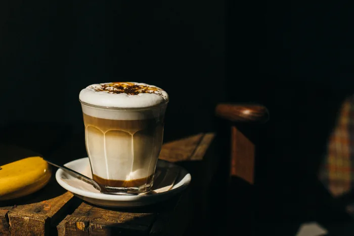 Caramel latte con la luz de la mañana