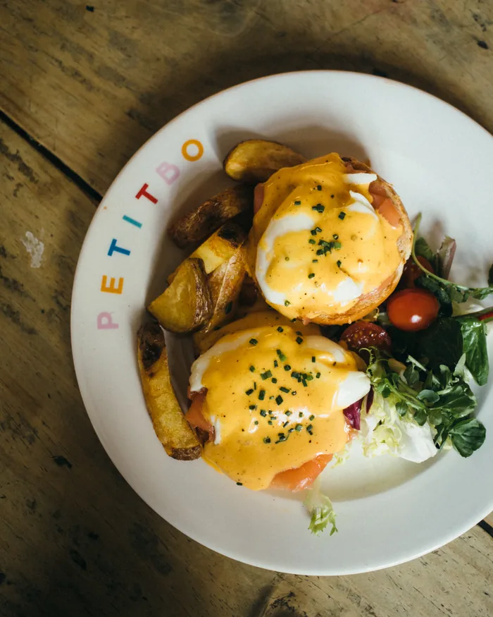 Huevos Benedict con salmón en plato Petitbo