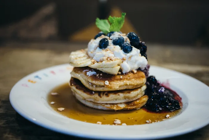 Pancakes ricotta aux myrtilles, banane et sirop