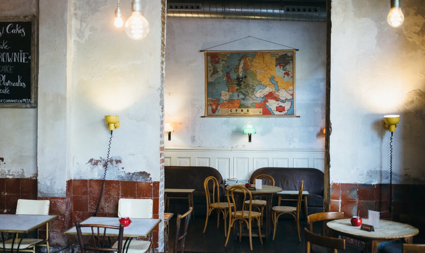 Las mesas de la sala, con el mapa antiguo al fondo