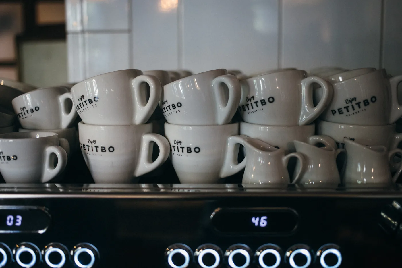 Tazas de Petitbo apiladas sobre la cafetera